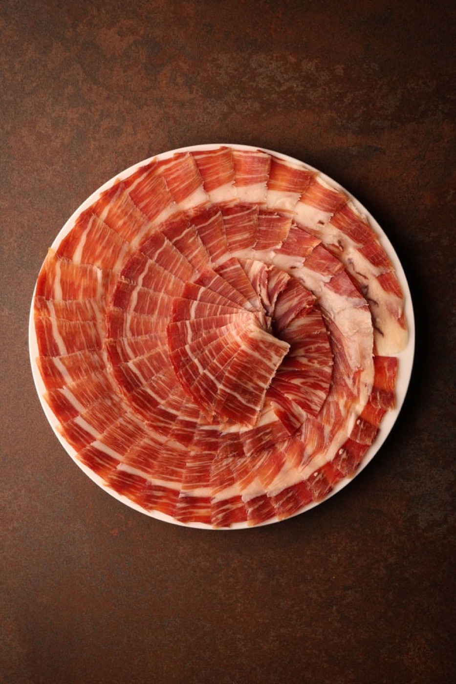 Plato de jamón emplatado en flor
