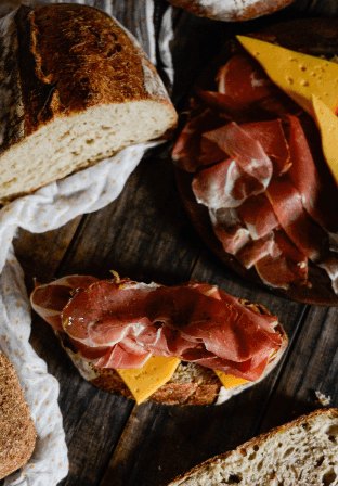 Tabla montada con jamón, pan y queso